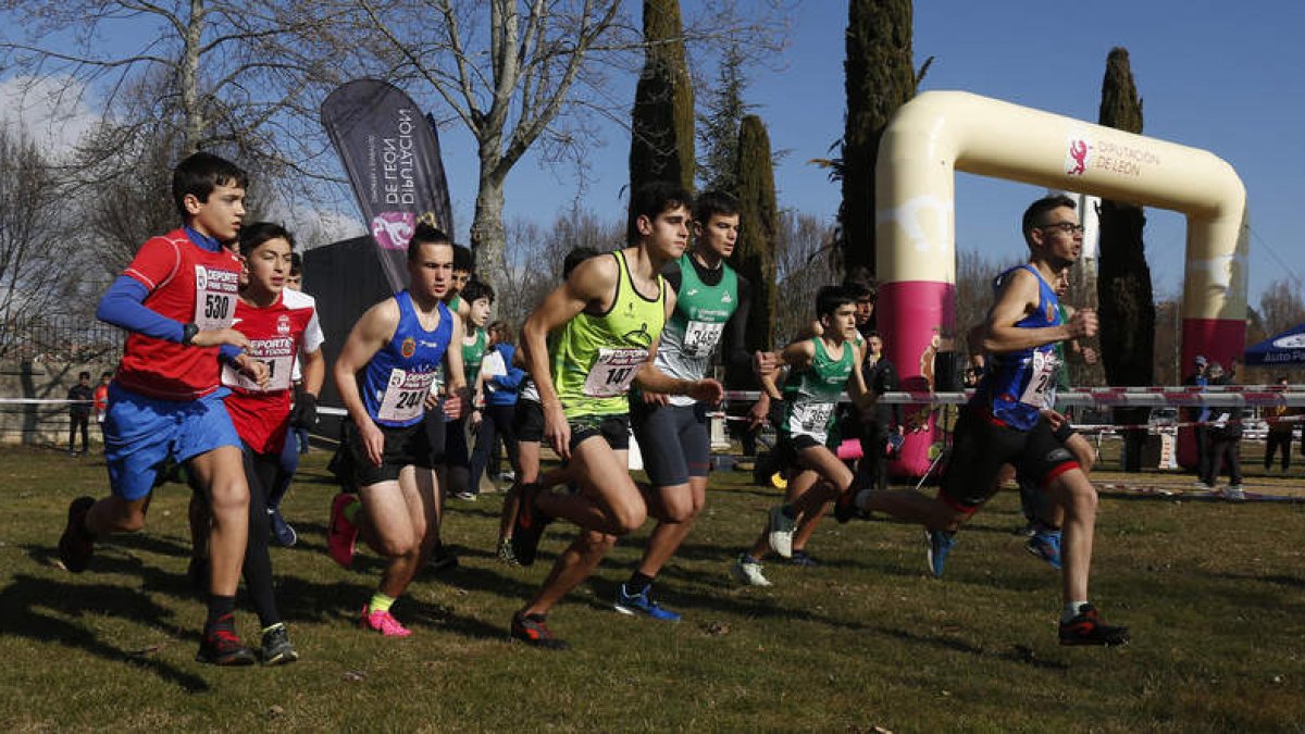 El futuro del atletismo leonés se dio cita en la prueba de La Virgen del Camino. FERNANDO OTERO