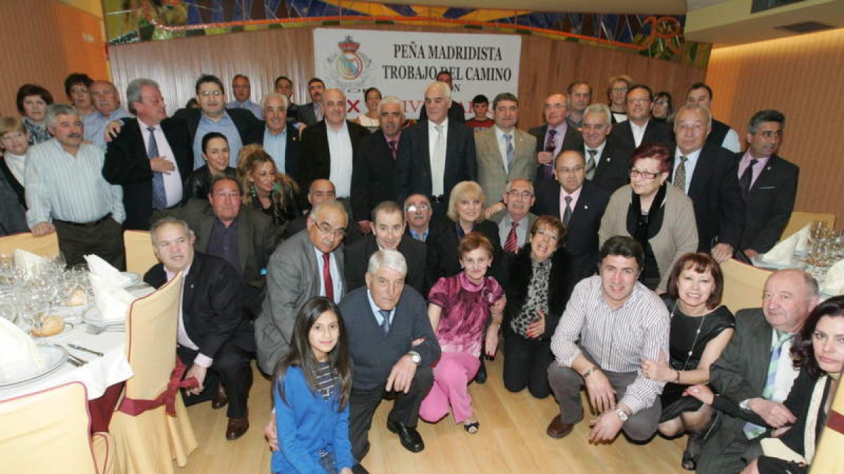 Los peñistas de Trobajo del Camino posan junto al director de Marca, Óscar Campillo, y el ex jugador del Madrid José Luis Peinado.