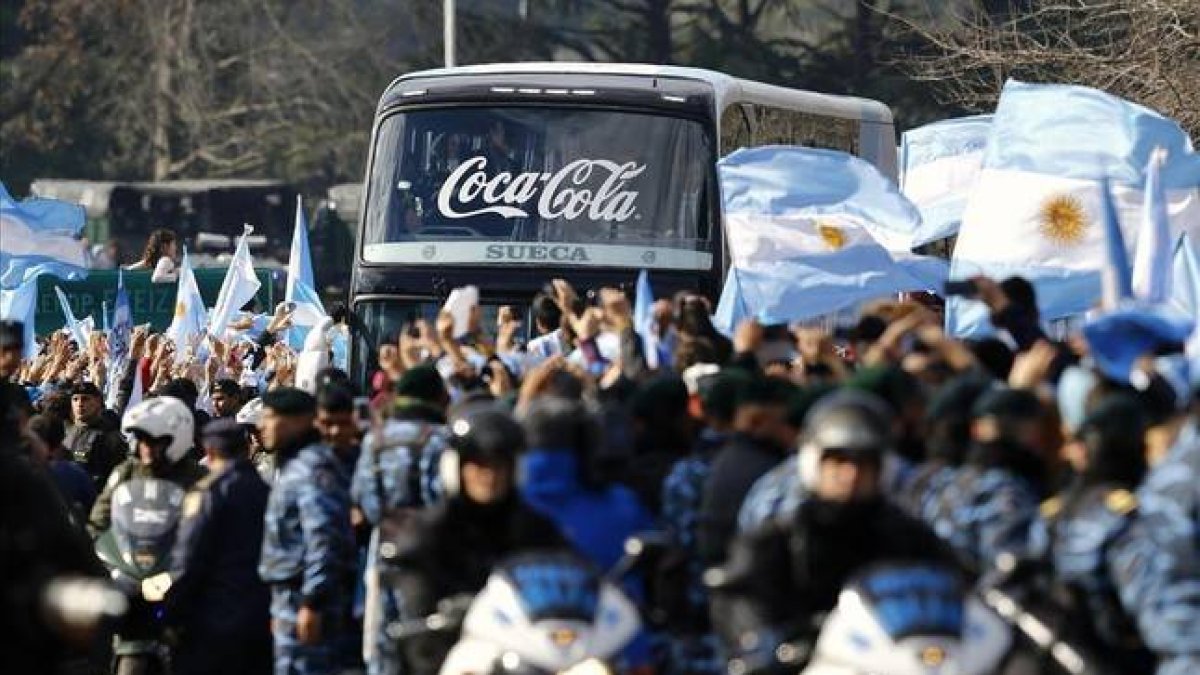 Miles de argentinos reciben a la selección en Buenos Aires.