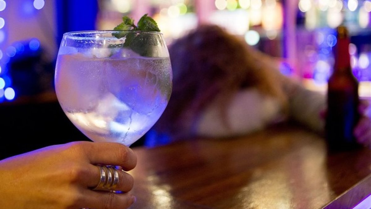 Una copa de alcohol en un bar.