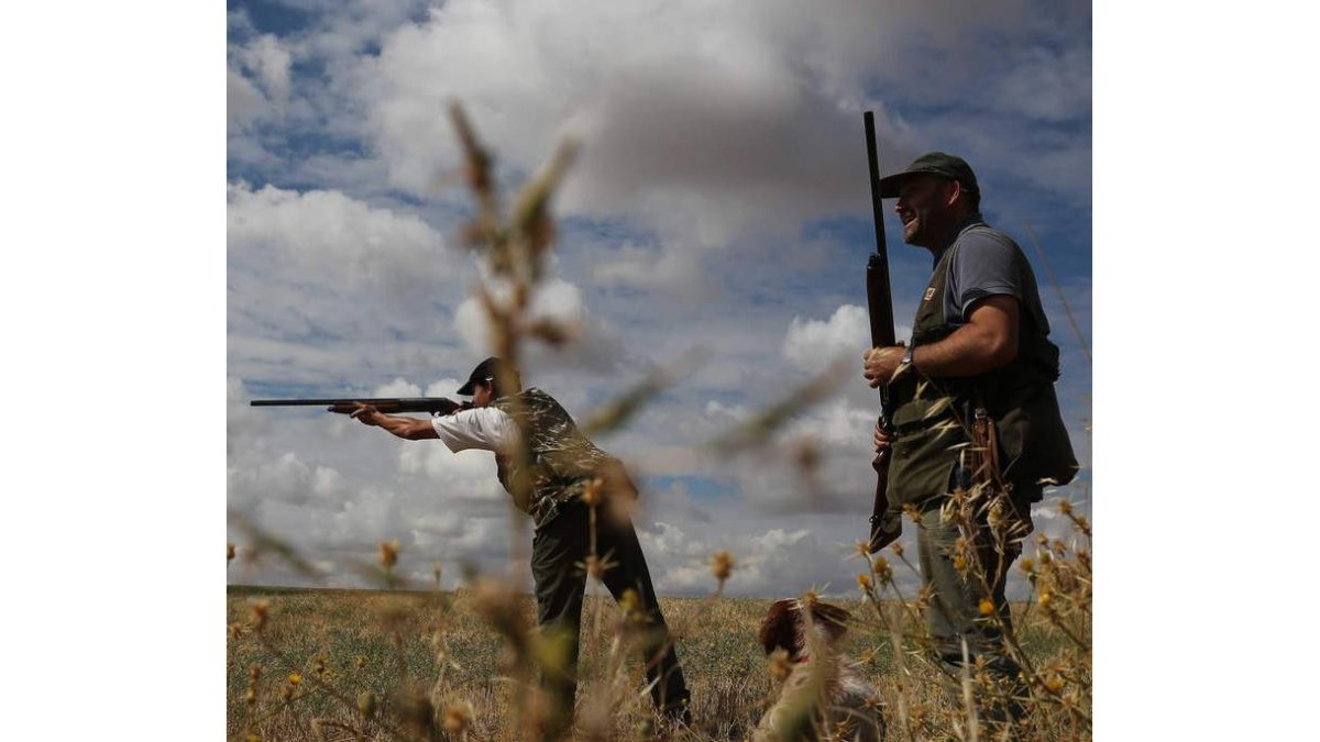 La primera jornada de la media veda resultó desigual. En la foto dos cazadores.