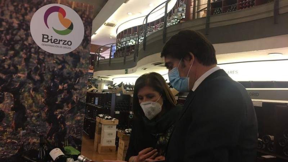 La presidenta de la DO Bierzo y el consejero de Agricultura. DL