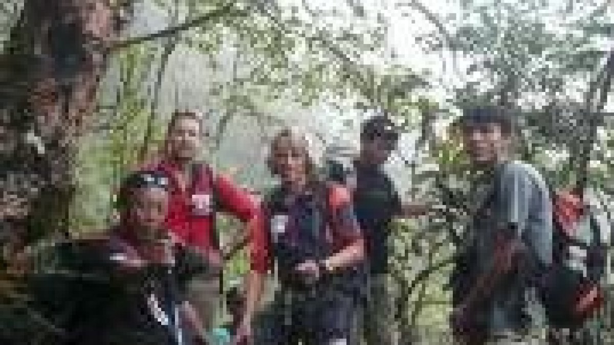 Una larga caminata por un espeso bosque y envueltos en niebla nos llevó al hotelito en Kongde