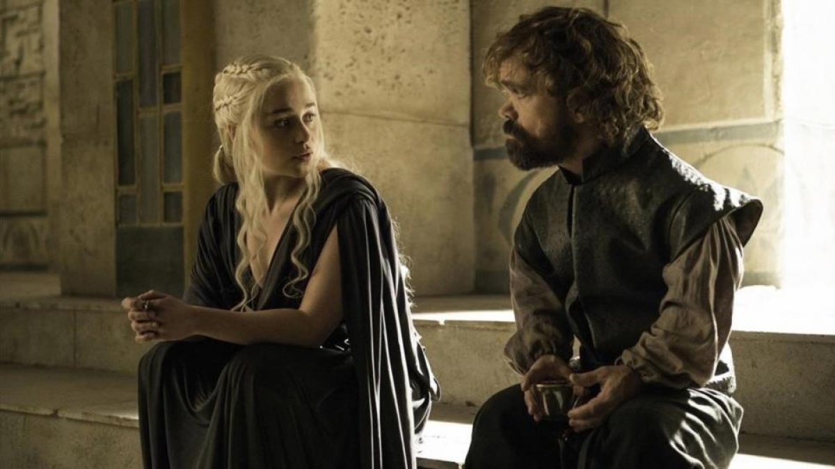 Emilia Clarke (Daenerys Targaryen) y Peter Dinklage (Tyrion Lannister), en el último episodio de la sexta temporada de 'Juego de tronos'.