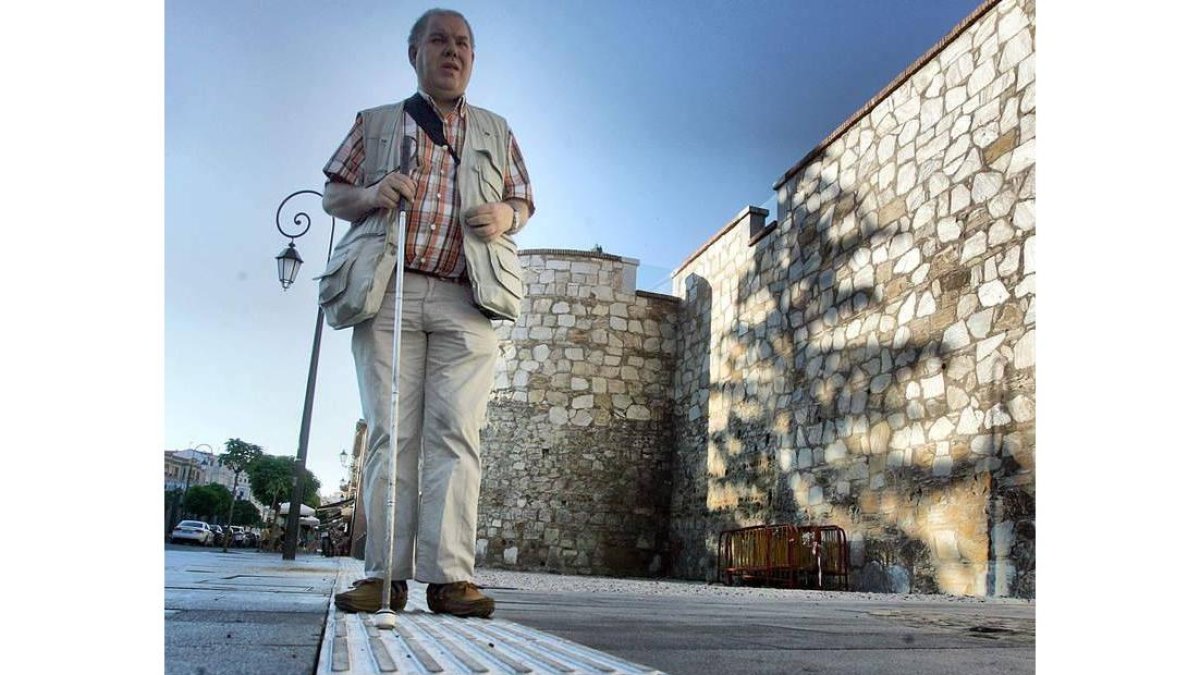 Imagen del itinerario accesible a lo largo de la calle Ruiz de Salazar, en el entorno de la muralla.