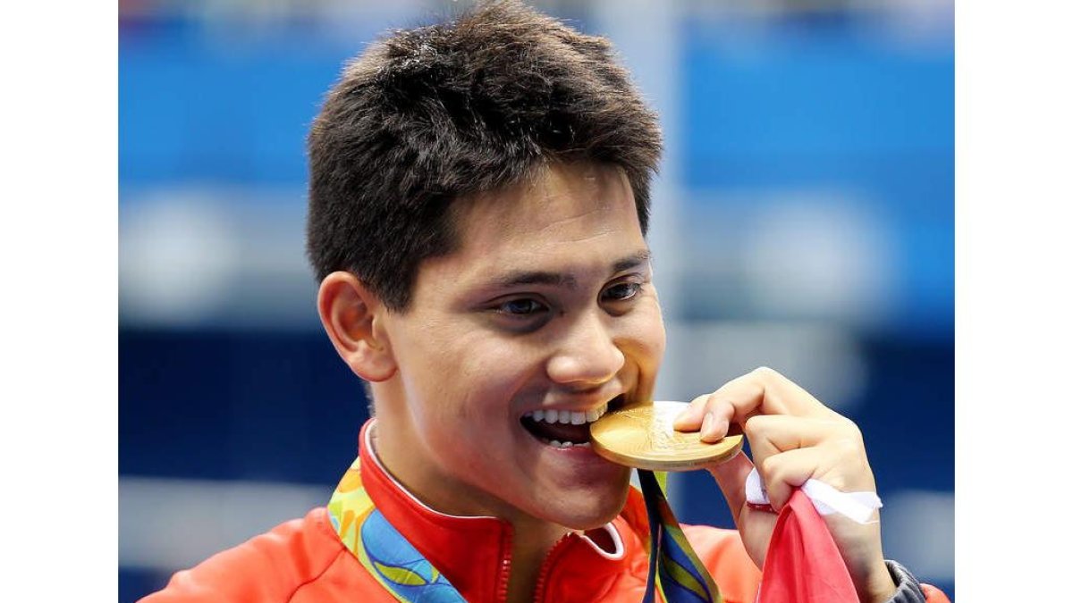 Schooling celebra el oro en 100 mariposa. LEONARDO MUÑOZ