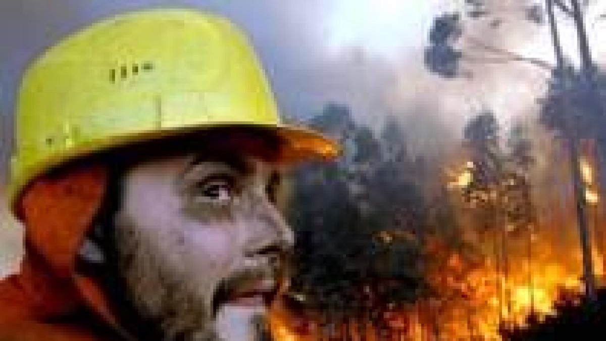 Un brigadista trabaja en las labores de extinción de un incendio en las afueras de La Coruña