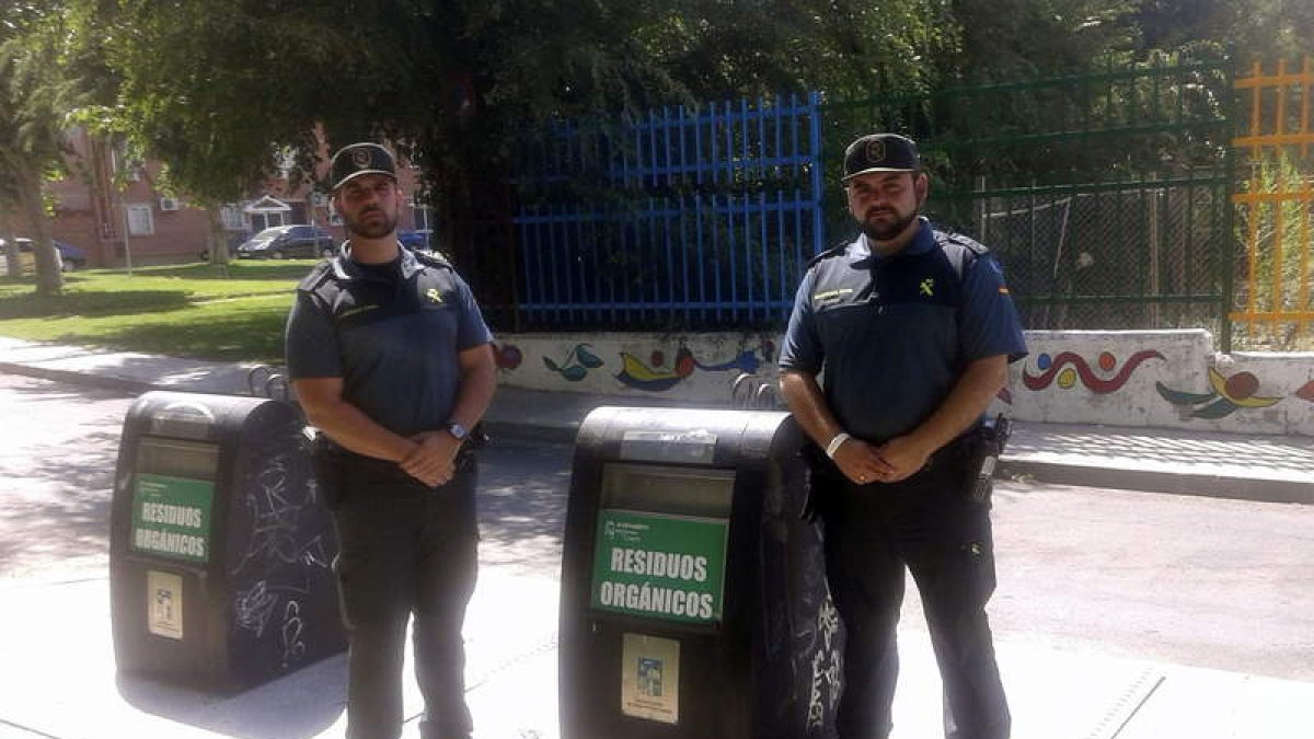 Los agentes de la Guardia Civil junto al contenedor.