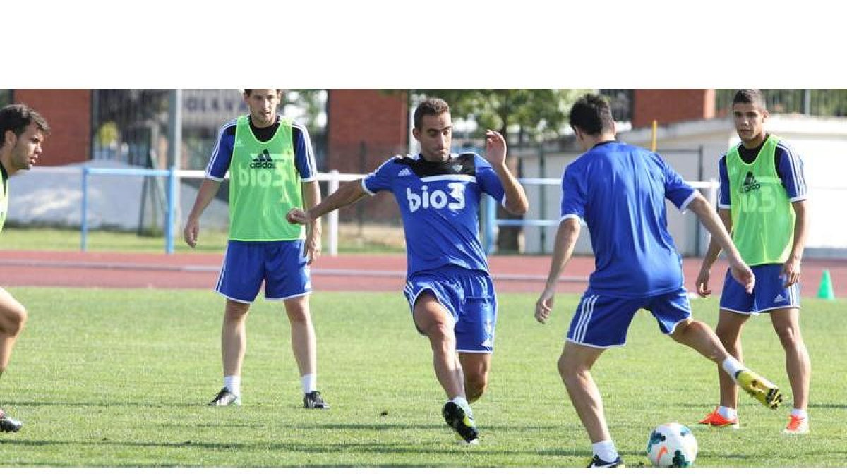 Alberto Aguilar (centro) y Julen Castañeda (i), durante el entrenamiento de ayer en el Colomán Trabado.