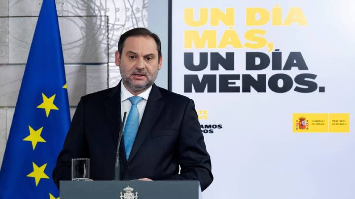 Fotografía facilitada por Moncloa del ministro José Luis Ábalos, durante la rueda de prensa ofrecida este domingo. BORJA PUIG DE LA BELLACASA