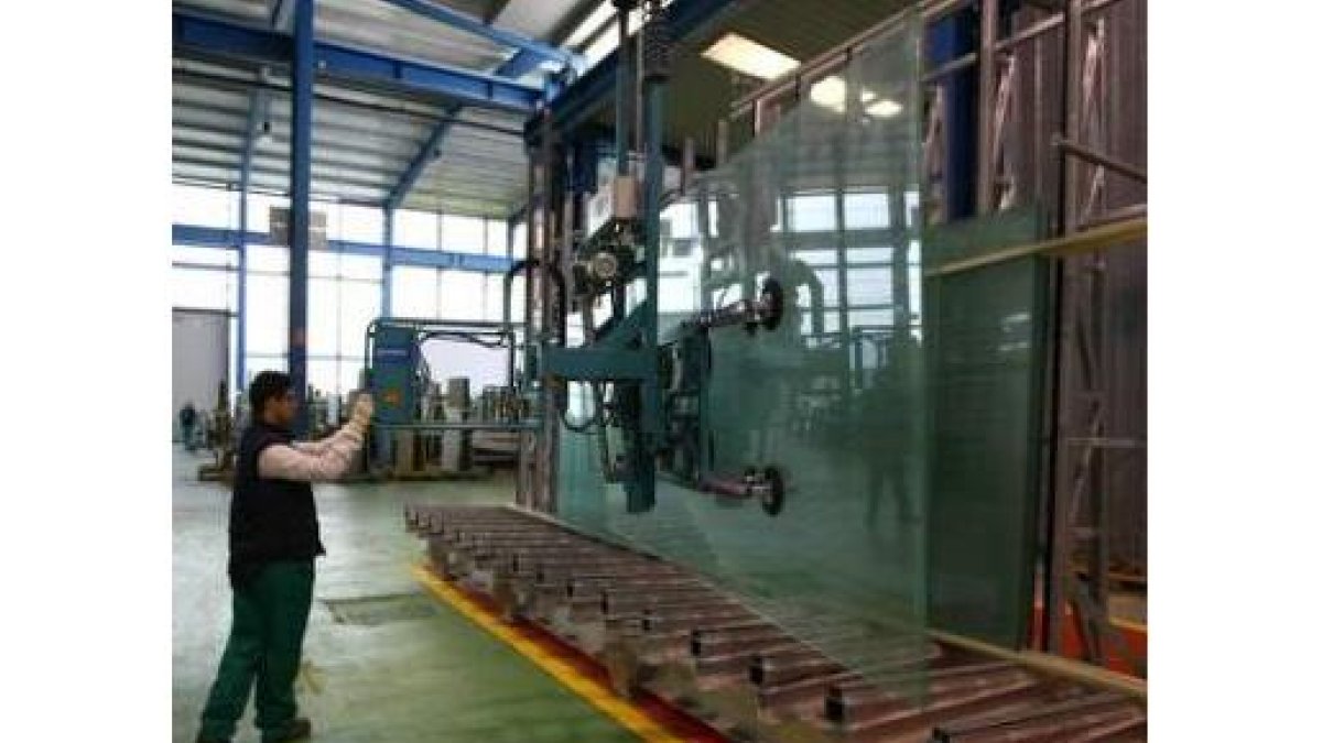 Un operario maneja el vidrio en la factoría de la Rozada.