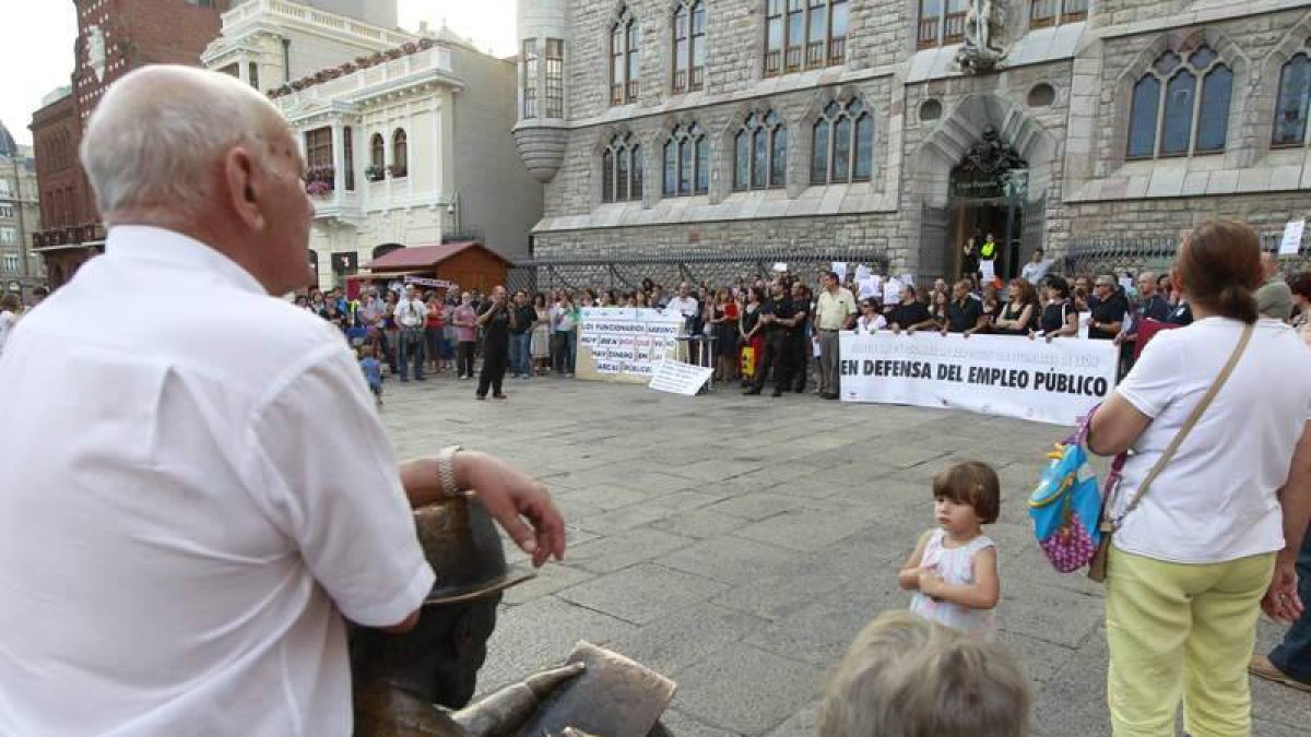 Asamblea de funcionarios en la plaza de San Marcelo de León.