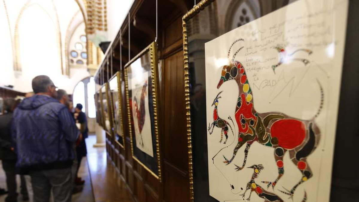 ‘El arte del vino’ reúne cuadros pintados con caldos de las doce denominaciones de origen de la comunidad. Desde Astorga viajará por otras provincias.