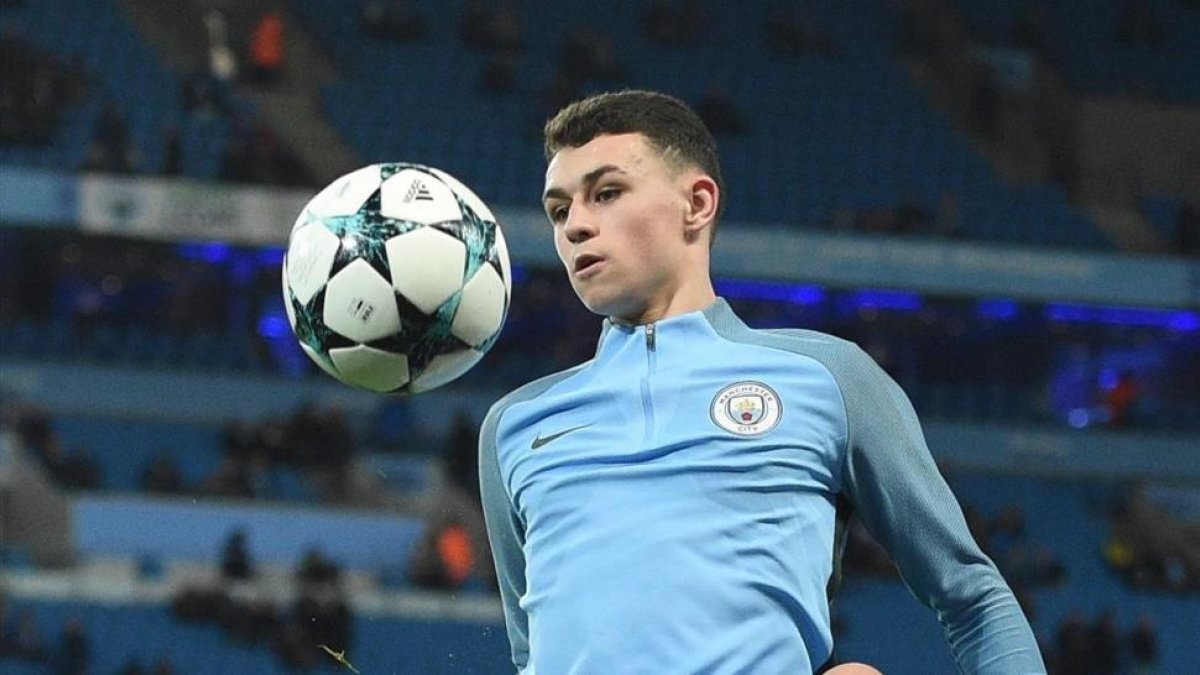 Foden, del Manchester City, en el calentamiento de un partido de la Champions.