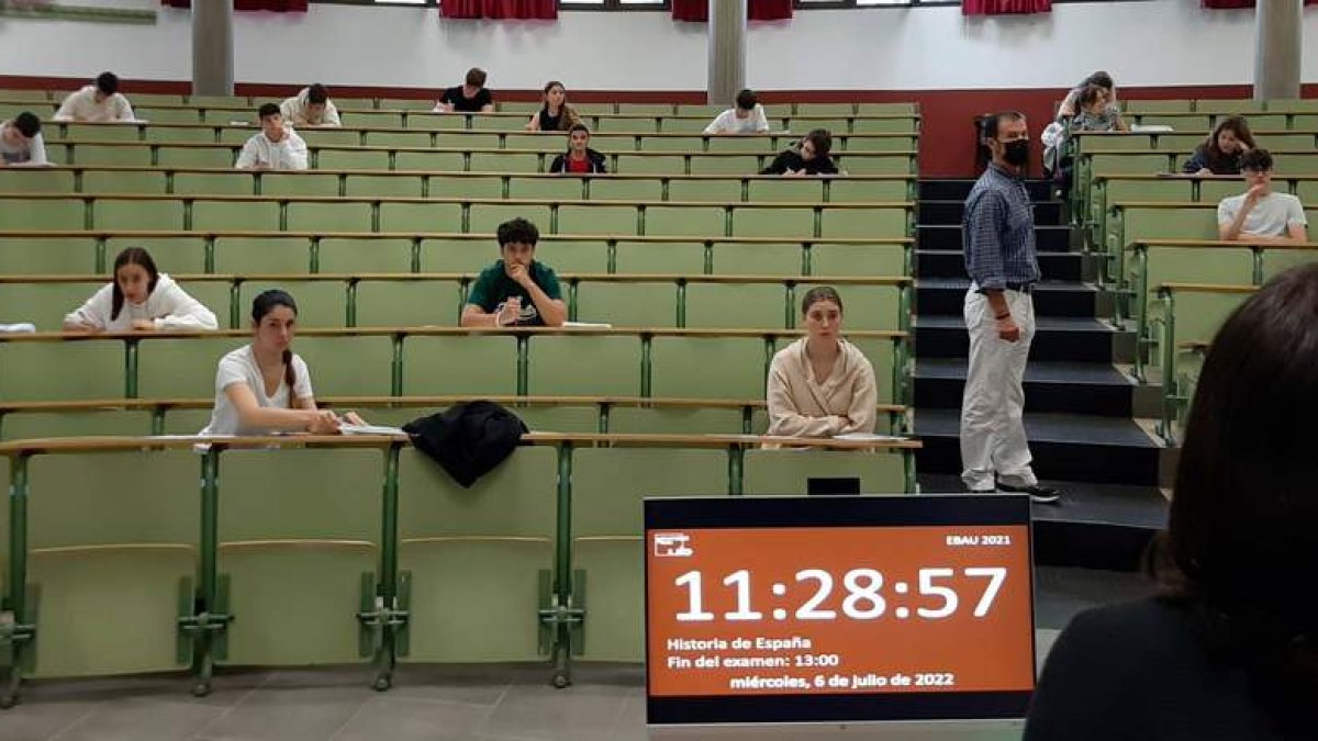 Los alumnos en la Facultad de Derecho del Campus de Vegazana ya durante el ejercicio de Historia de España. DL