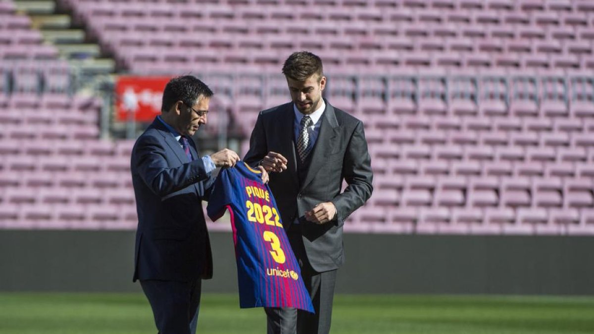 Piqué con el presidente azulgrana Josep Maria Bartomeu.
