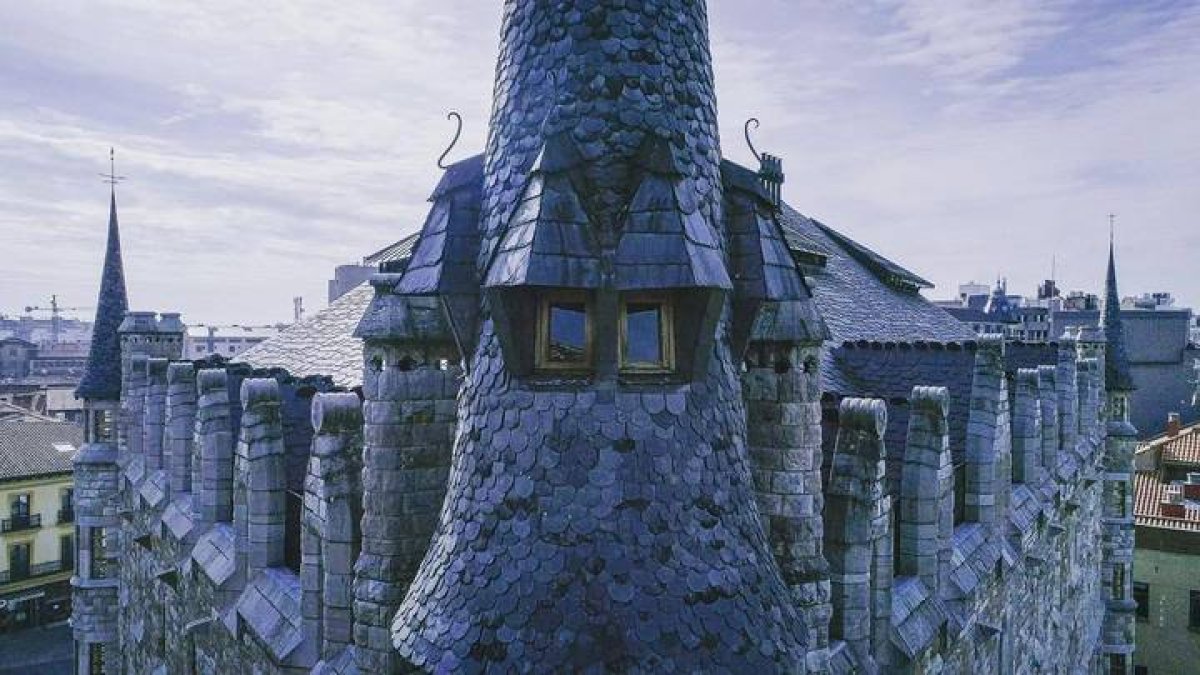 Casa Botines: y su chapitel del torreón nordeste: punta de la Lanza de Longinos, capucha de Merlín, cabeza y ojos del dragón. En Botines encerró Gaudí al dragón, que mira directamente a San Isidror, donde se custodia el cális de doña Urraca que dicen que es 'el grial de griales'. FOTO VISUAIR - DAVID IRIONDO