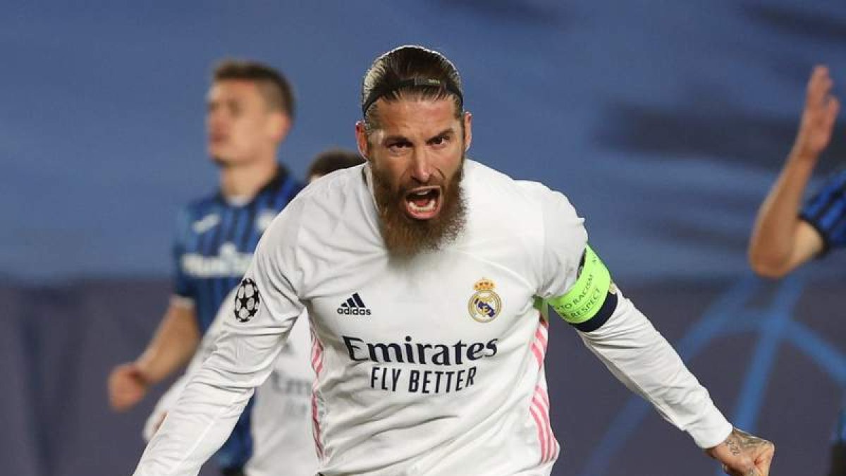 Sergio Ramos transformó el segundo tanto del Real Madrid desde los once metros tras un penalti que le hicieron a Vinicius. J. MARTÍN