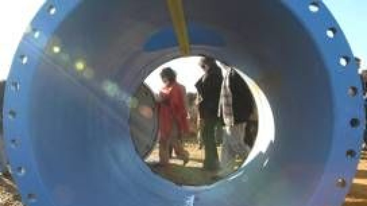 La comitiva pasa ante los tubos de conducto de agua del ramal Cea