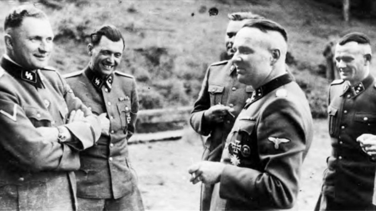 Richard Baer (último comandante de Auschwitz), Josef Mengele (el Ángel de la muerte) y Rudolf Höss (anterior director del campo), de izquierda a derecha, en julio de 1944.