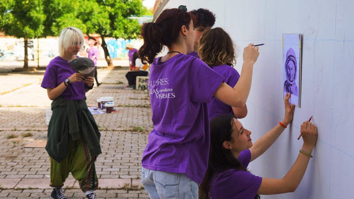 Alumnas de la Escuela de Arte reviven a las mujeres olvidadas. J. NOTARIO