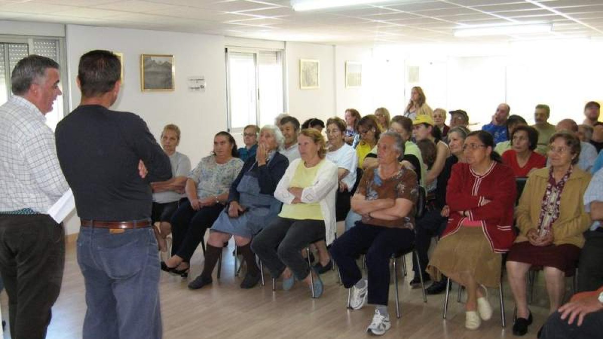 Los vecinos de La Granja, reunidos en concejo para estudiar los cambios en el ferrocarril.