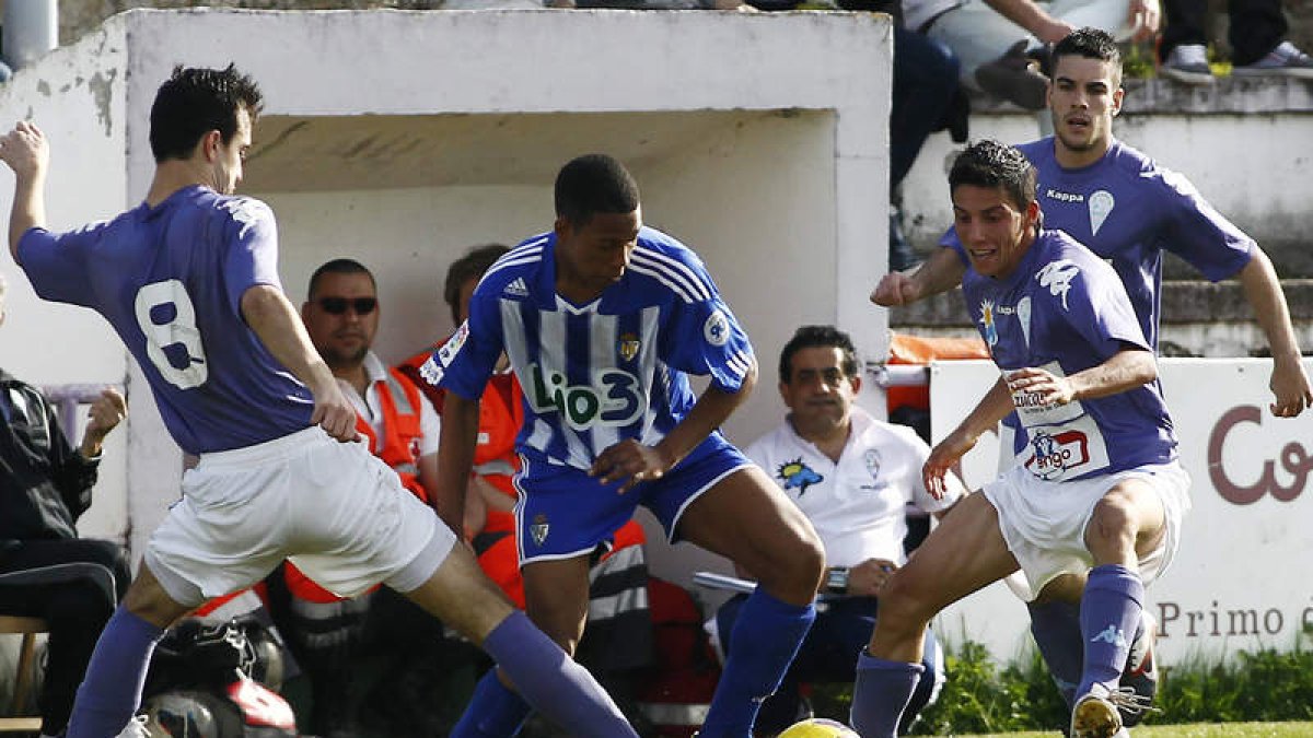 El equipo bañezano se hizo con los tres puntos en el derbi ante los ponferradinos.