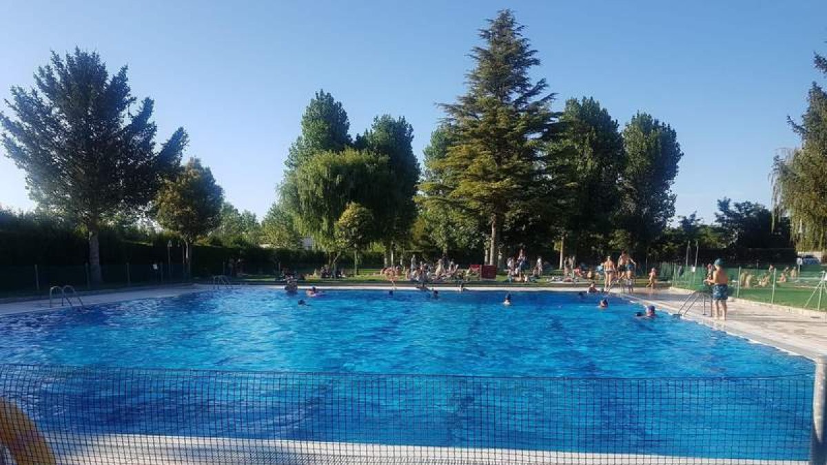 Fotografía de la piscina de adultos de Laguna de Negrillos. DL