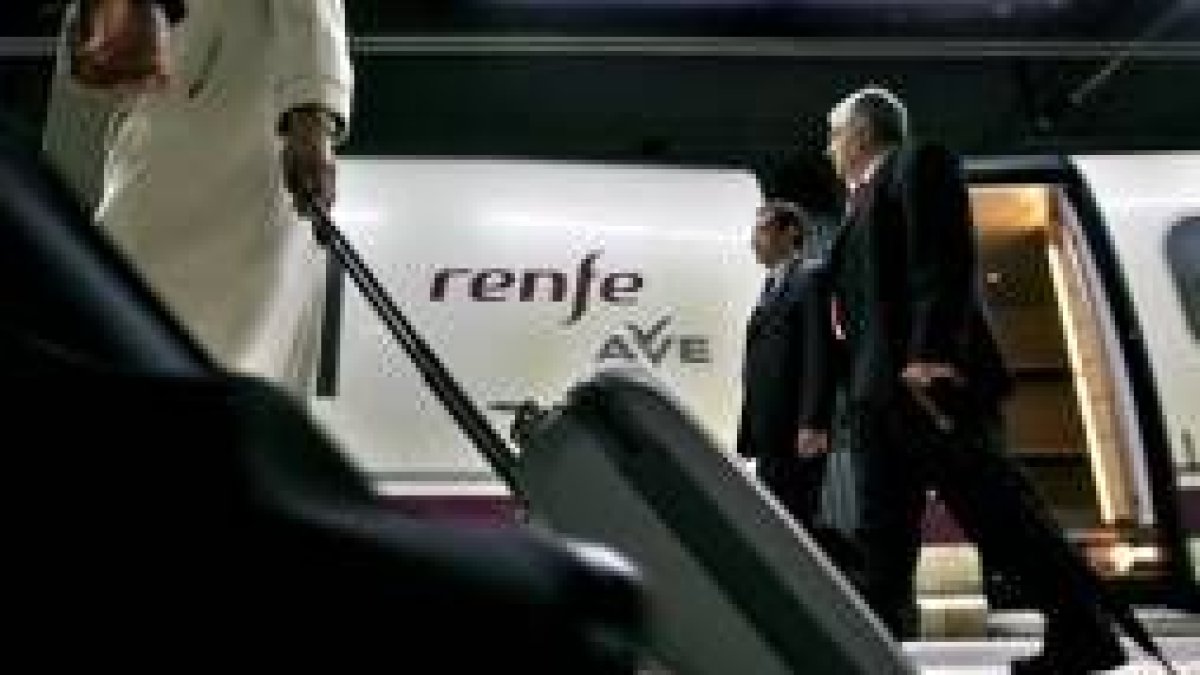 Viajeros procedentes de Madrid a su llegada a la Estación de Sants