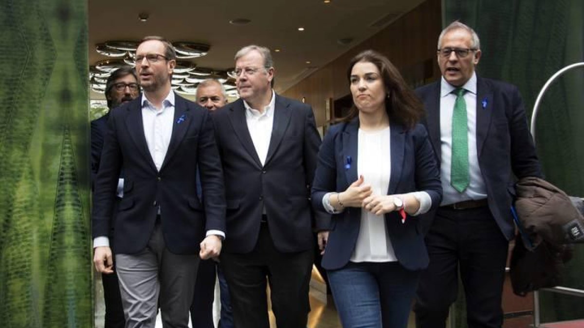 De izquierda a derecha el secretario sectorial del PP, Javier Maroto, el alcalde de León, Antonio Silván, y los portavoces municipales populares en Vitoria, Leticia Comerón, y en Valladolid, José Antonio Martínez, al comienzo de la jornada