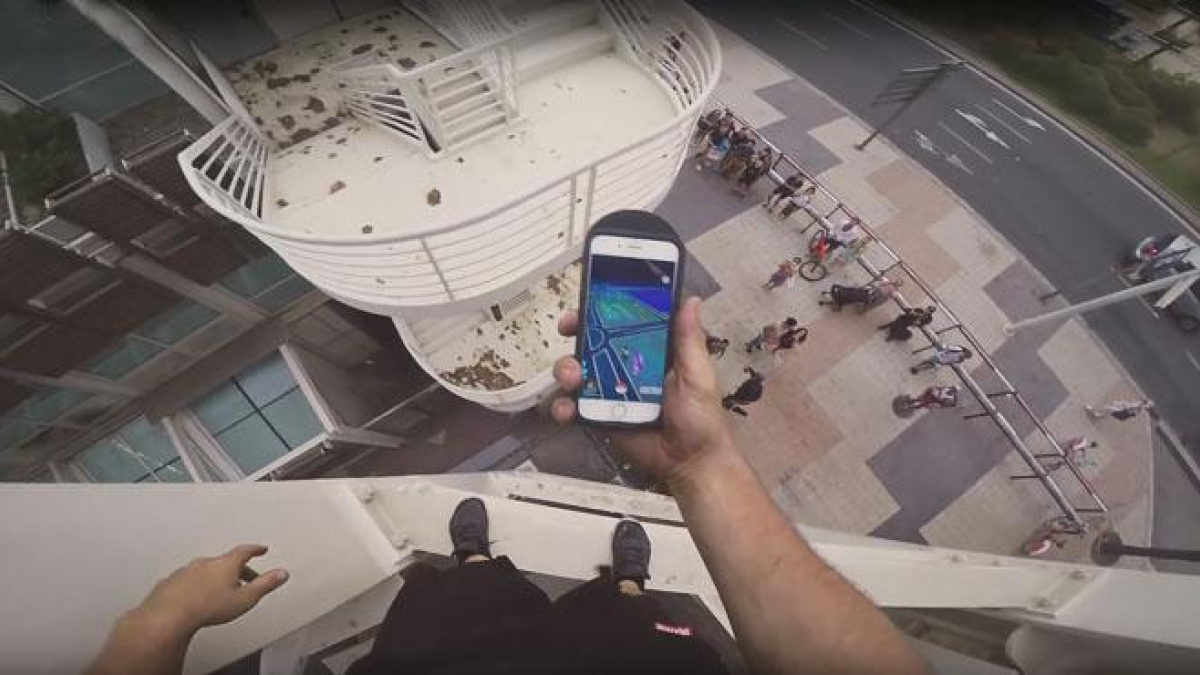 Jason Paul se sube a la fachada del hotel Arts haciendo parkur, en  busca de  Pokémon.