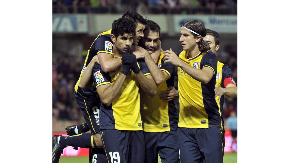 Costa celebra con sus compañeros el primer gol del Atlético.