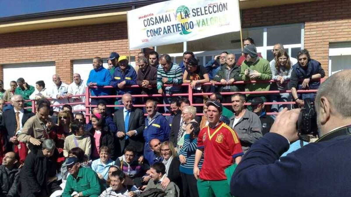 Vicente del Bosque con los alumnos del colegio Cosamai.