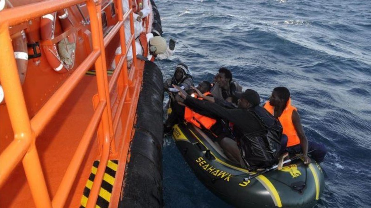 Una embarcación de Salvamento Marítimo rescata a un grupo de inmigrantes en aguas del Estrecho.