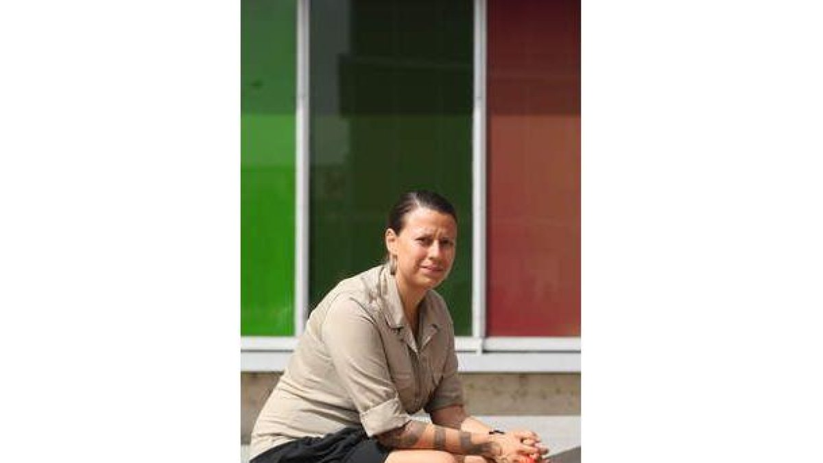 Carolina Caycedo, frente al Musac.