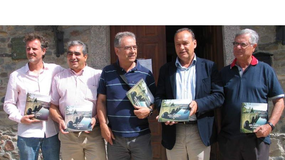 Escritores, alcalde y fotógrafo, ayer en la presentación.