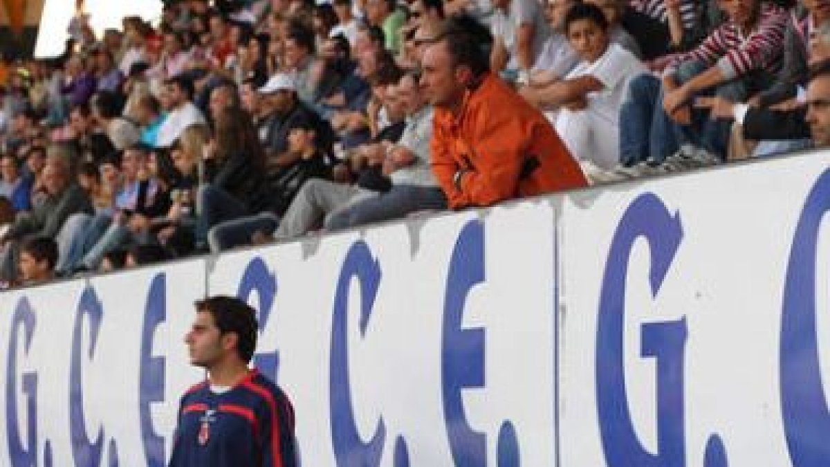 Yosu Uribe, sancionado, seguirá el partido desde la grada del estadio de Lasesarre.