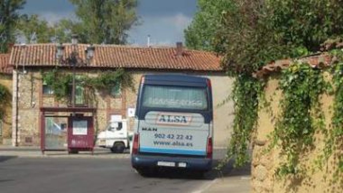 Uno de los autobuses que realiza la ruta en el municipio de Villaquilambre.