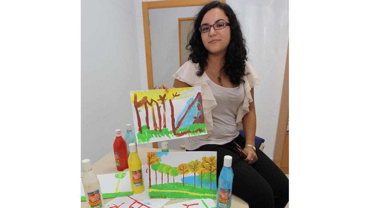 Berenice Arias Arenas con algunas de las obras de su alumnado de AFA-Bierzo en Ponferrada.
