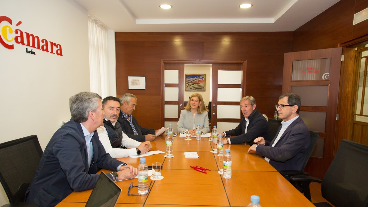 Margarita Torre ha presentado su propuesta a sus interlocutores de Cámara (visita con José Frade y Agustín Rajoy, miembros de la candidatura), CEL (con Agustín Rajoy) y Fele (con Agustín Rajoy y Ana Franco, también miembro de la lista de candidatos). PP