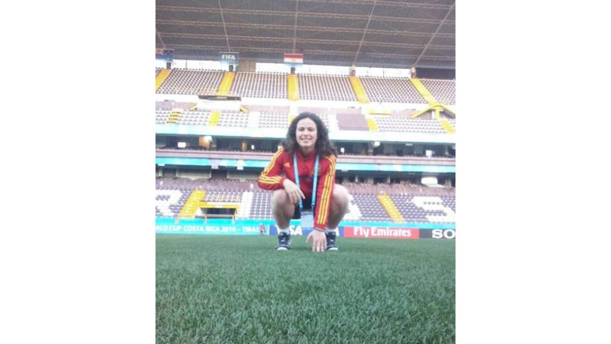 Cristina Portomeñe posa con la elástica nacional