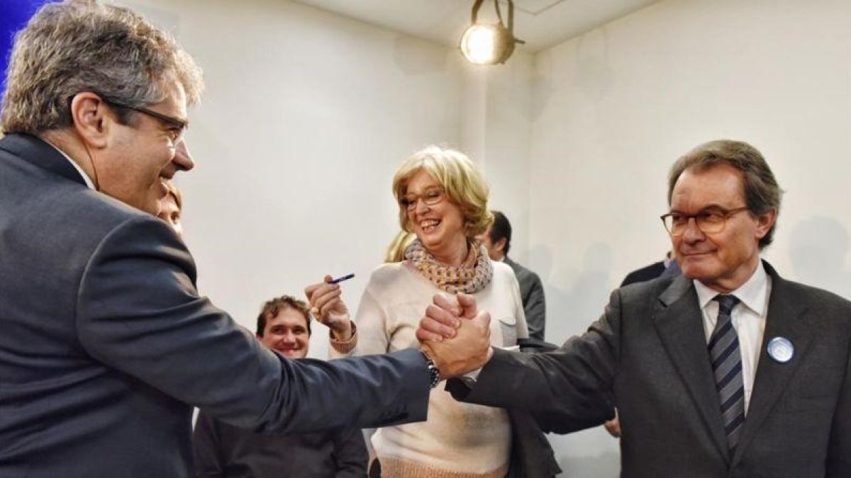 Francesc Homs y Artur Mas se saludan tras la rueda de prensa.