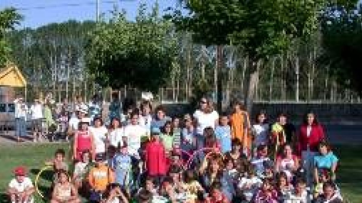 Niños asistentes al campamento de verano en Carrizo de la Ribera
