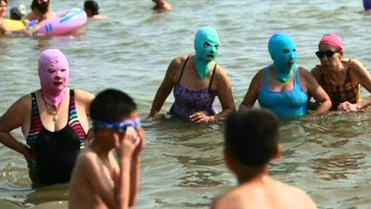 Mujeres con facekini en una playa de China.