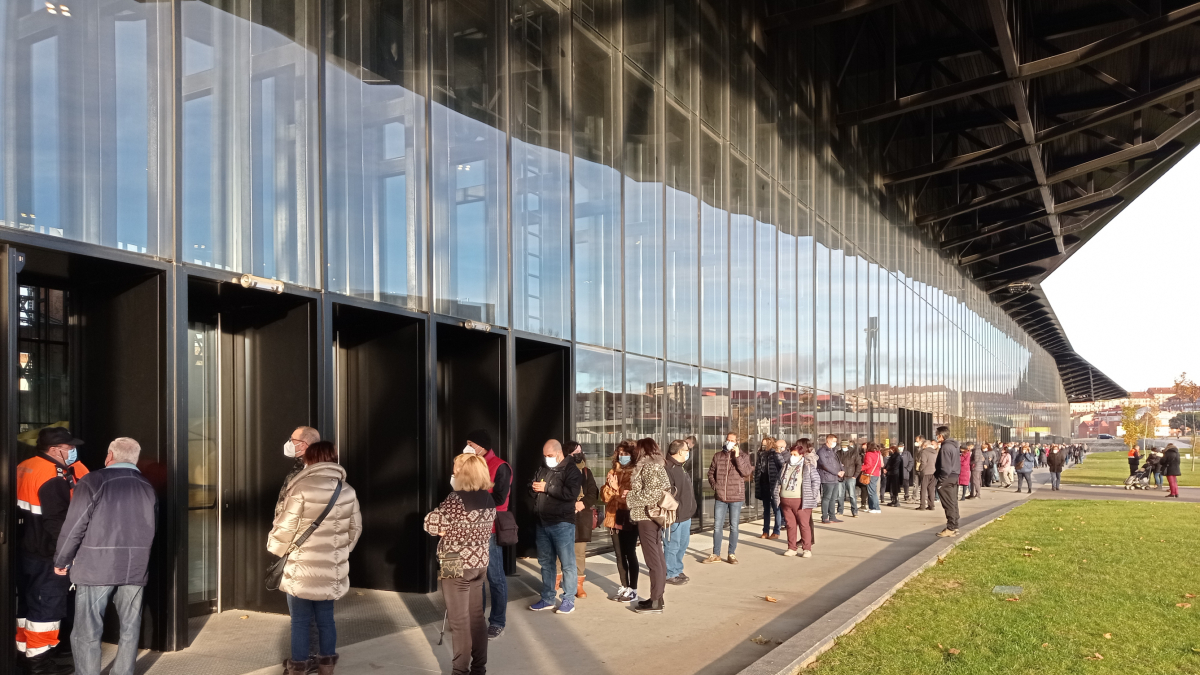 Colas, esta mañana, para vacunación em el Palacio de Exposiciones de León. MARCIANO PÉREZ