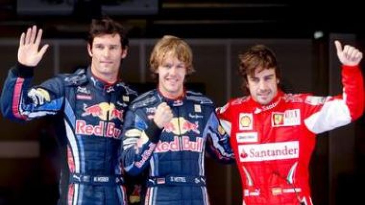 Vettel, en el centro, Webber y Alonso, de Ferrari, los tres mejores tiempos en los entrenos.
