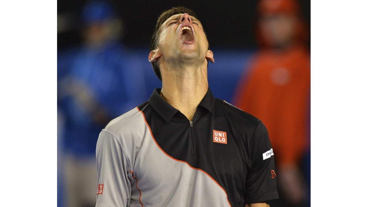 Djokovic se lamenta de un punto cedido frente a Wawrinka.