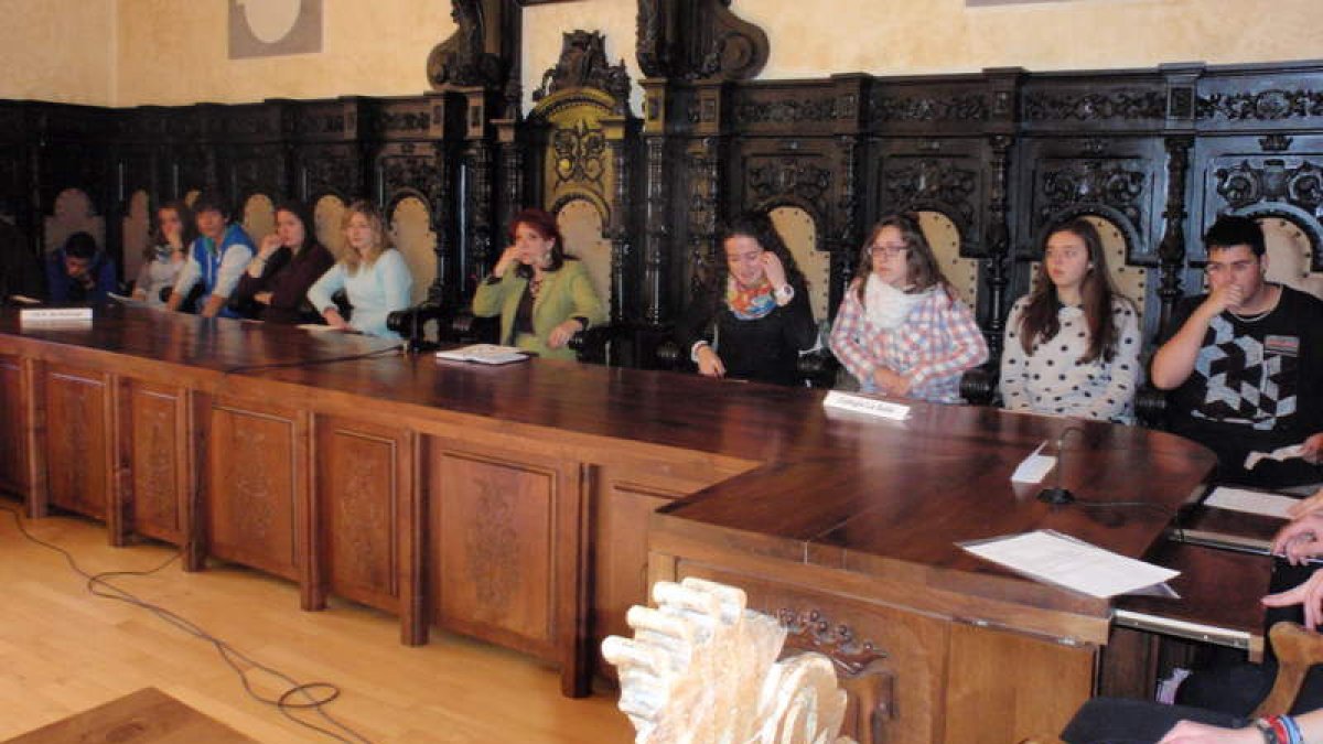 La alcaldesa presidió el pleno protagonizado por los alumnos de Secundaria y Bachillerato.