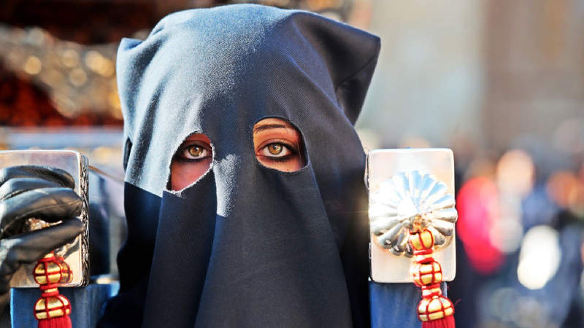 Una de las hermanas de la sacramental y penitencial Cofradía de Nuestro Padre Jesús Sacramentado y María Santísima de la Piedad Amparo de los Leoneses. RAMIRO