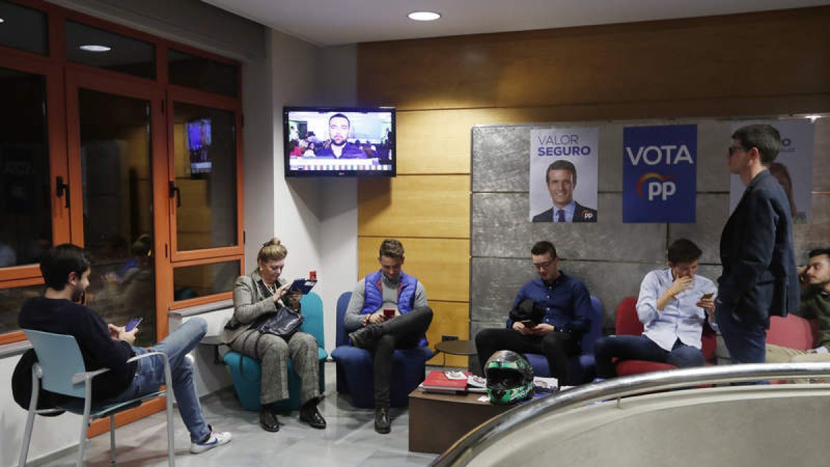 El silencio invadía el ambiente en la sede popular. JESÚS F. SALVADORES